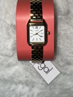 Guldfärgad klocka Regal - Oanvänd klocka från Regal. Klassisk design med romerska siffror och länkarmband.