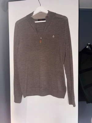 Brun halvzip-tröja från Morris - Tjena! Säljer min Morris half-zip. Den är perfekt nu på sommar kvällar då man vill ha något varmt på kvällarna. Den är stickad i merinoull och är i storlek M. Om ni har frågor så hör av er. MVH Filip 
