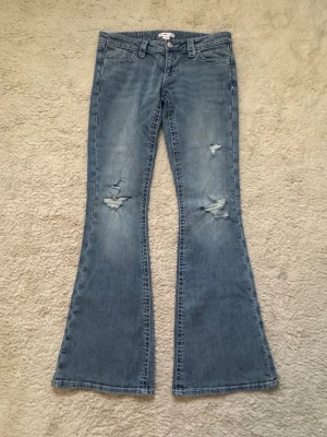 Lågmidjade jeans gina tricot  - Blå lågmidjade jeans ifrån Gina Tricot i storlek S! 