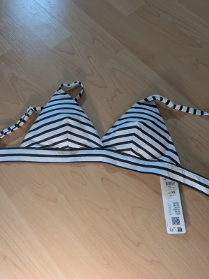 Bikinitopp - Jättefin bikinitopp i storlek XS från Lindex. Nypris 249 kr💕💕