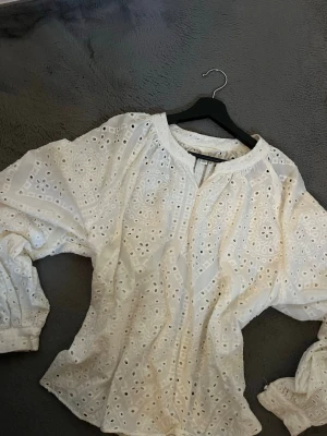 Vit blus  - Snygg blus från h&m, storlek L men passar M. Bra skick♥️
