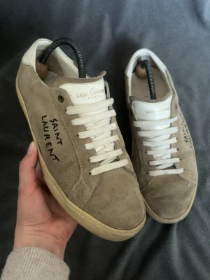 Saint Laurent  - Just nu säljer jag ett par feta saint laurents. Storlek 40 sitter som 41. Priset är inte ristat i sten.  Shoebox och dustbag kommer med