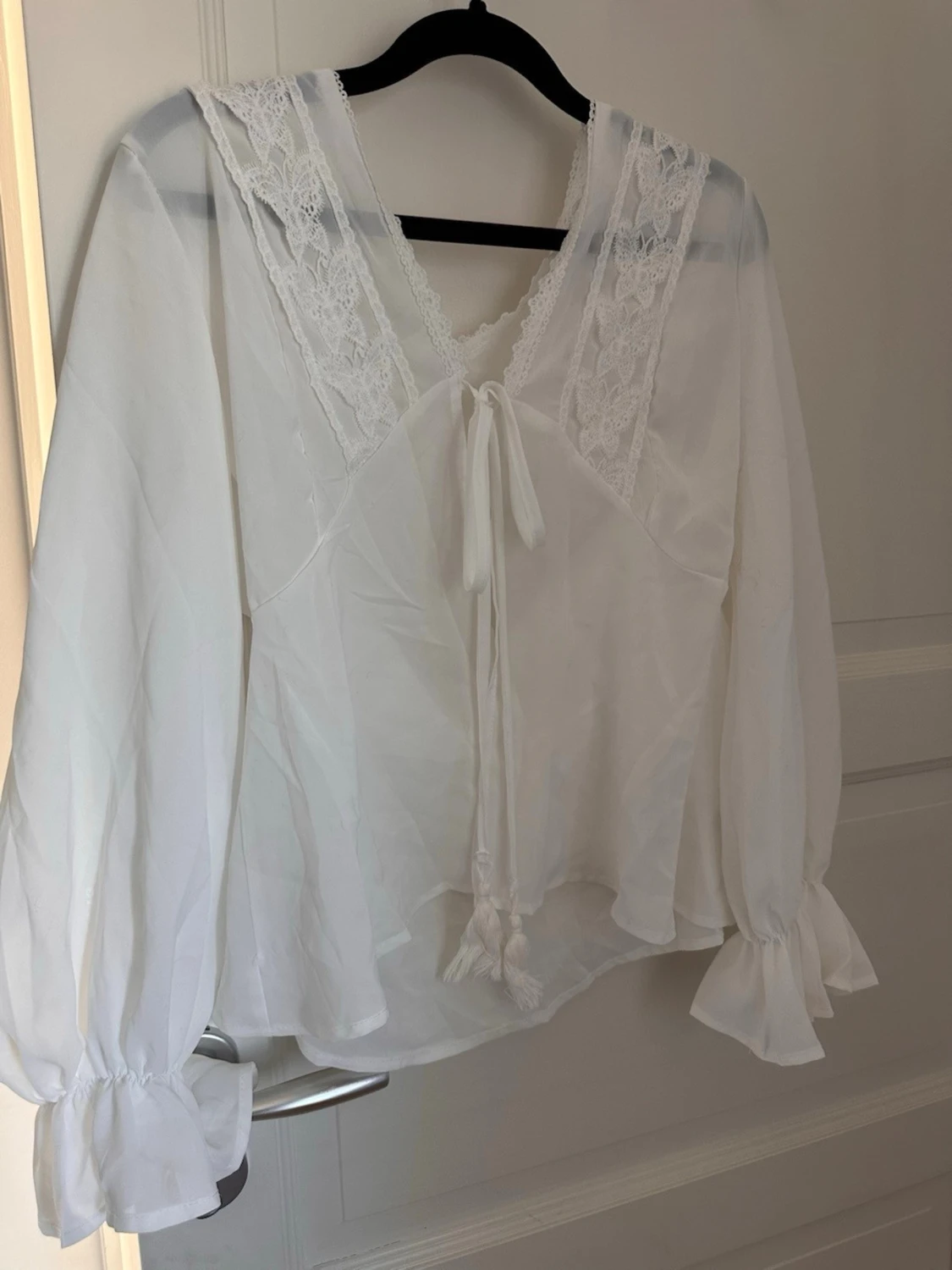 Vit romantisk blus med spetsdetaljer