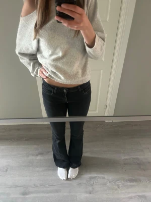 Only tall jeans low waist - Säljer dessa jeans från ONLY TALL, säljer för jag inte använder längre. Byxorna är lite sönder där nere pga att jag trampat på dem, därav priset! 