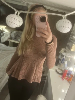 Söt spets topp  - Säljer en helt ny jätte fin spets topp från bik bok. Perfekt nu till vår och sommar. Lappen är kvar