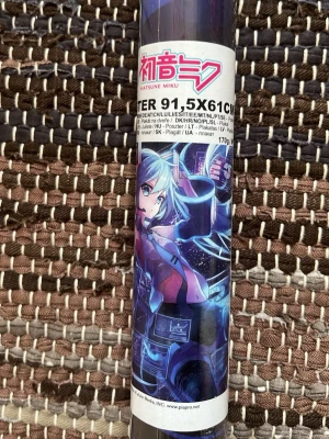Hatsune Miku poster  - Hatsune Miku poster köpt på SF-bokhandeln. Den är aldrig öppnad och plasten som håller den ihoprullad är fortfarande kvar. Hör av dig om du undrar nåt 🩵sista bilden är tagen från internet 
