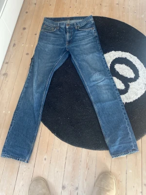 Nudie jeans - Feta nudie jeans i passformen gritty Jackson. Dom är i gott skick förutom lite healbite (se sista bilden) men som jag personligen tycker bara ser schysst ut. Egentligen w 29 men sitter som w30. Skriv vid minsta fråga