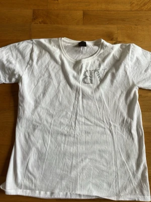 Vit Bvaldi T-shirt  - Nästan helt ny!Säljer för att den blivit för liten.Såklart äkta