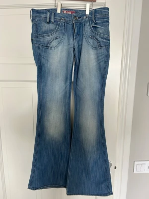 Lågmidjade utsvängda jeans  - Säljer mina coola vintage jeans💞