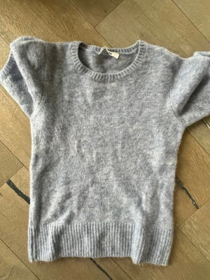 Ljuslila/blå stickad t-shirt - Mysig ljuslila/blå stickad t-shirt med korta ärmar och rund hals. Perfekt nu när det börjar bli varmare☀️🌸