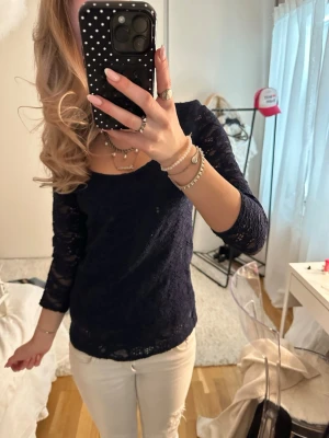 Spets tröja - Fin trekvartsärm spets tröja i mörkblå❣️