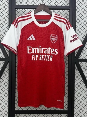 Arsenal röd/vit matchtröja Adidas - Säljer en Arsenal matchtröja från Adidas i rött och vitt med klubbmärke på bröstet och sponsorloggor. Tröjan har korta ärmar, rund hals och subtilt mönster i tyget. Perfekt för fotboll och sportaktiviteter. 