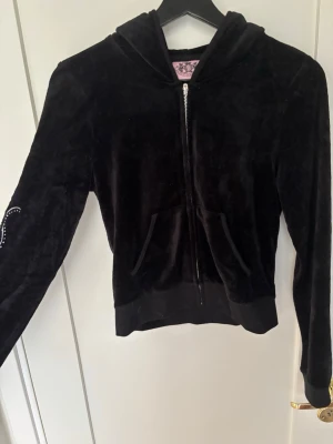 Svart velour hoodie Juicy Couture - Svart velour hoodie från Juicy Couture med byxor som matchar. Använt några gånger 