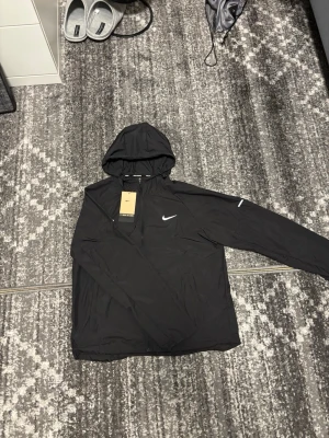 Svart nike miller / vindjacka - Helt ny nike miller / vindjacka i svart i storlek S, skön o snygg. Kom dm för frågor👍🏼