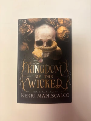 Kingdom of the wicked  - Kingdom of the wicked av Kerri Maniscalco på engelska. Oläst 
