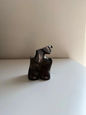 Billie Eilish no. 2  - 100 ml. Aldrig använd. Köpt på Vinted, inte säker på om den är äkta. 