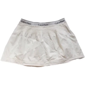 Minikjol/ miniskirt/ tygkjol/ bomullskjol, Calvin Klein, y2k/ cyber/ alt/ coquette/ 90s/ 90tal/ 2000s/ 2000tal/ lowwaist/ lowrise/ lågmidjad - Vit minikjol med påsydd Calvin Klein resår!
