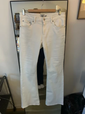 Vita bootcut jeans från 157 - Säljer ett par vita bootcut jeans från 157 eftersom de är försmå på mig. Använda en gång så har lite små fläckar längst ned men inget man ser! Skriv för frågor 💕💕