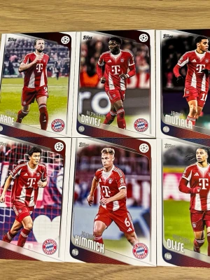 Topps FC Bayern München samlarkort - Säljer ett set med sex fotbollssamlarkort från Topps med spelare från FC Bayern München. Korten har färgstarka bilder på spelarna i rödvit matchdräkt och klubbens logga. Baksidan innehåller info om varje spelare. Perfekt för dig som gillar fotboll och samlarprylar.
