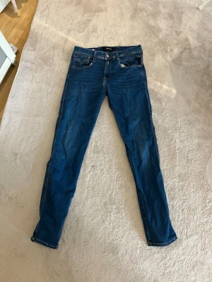 Replay jeans slim fit hyper flex - Snygga blå skinny jeans från replay med klassisk femficksdesign och kontrastsömmar. Jeansen har normal midja och är tillverkade i stretchigt denimtyg för en bekväm passform. Perfekta till en avslappnad stil. Waist 29 length 30