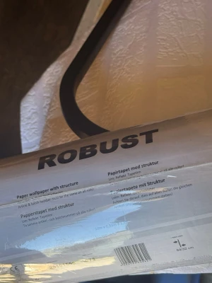 Robust papperstapet med struktur - Säljer en vit papperstapet från Robust med struktur och mönster som liknar tegelstenar. Tapeten är tillverkad av papper och har en tydlig relief som ger en cool känsla till väggen. Perfekt för dig som vill ha en modern och stilren look. Det är 7 st 2 st är öppnad inte använd