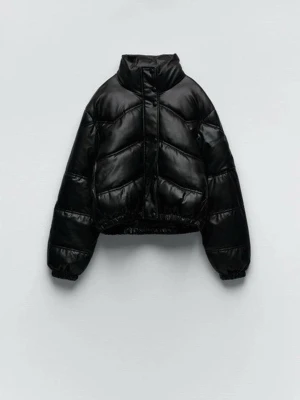Svart Zara pufferjacka konstläder - Snygg svart pufferjacka från Zara! hög krage och jackan har en kort, retro passform så den slutar typ där höfterna börjar (jag är 162 cm). Skitsnygg i fakeläder, bara använt 1-2 gånger! Passar en XS till en mindre M