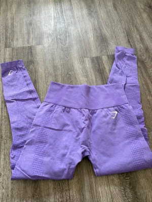 Vital Seamless 2.0 leggings från Gymshark  - Säljer ett par VITAL SEAMLESS 2.0 LEGGINGS från Gymshark i stroken S. Färgen lila💜 Väldigt bra skick. 