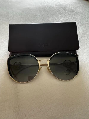 Fendi Cateye Solglasögon  - Fendi Cateye solglasögon i gott skick!                 Nypris 3700:-       