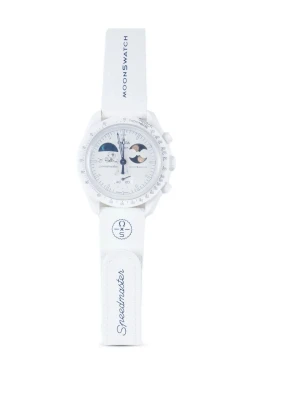 Vit MoonSwatch Speedmaster klocka - Snygg vit MoonSwatch Speedmaster klocka med rund urtavla och blå detaljer. Klockan har vit rem med texten 'Speedmaster' och 'MOONSWATCH' samt flera funktioner på urtavlan. Perfekt accessoar för dig som gillar stilrena och moderna klockor.