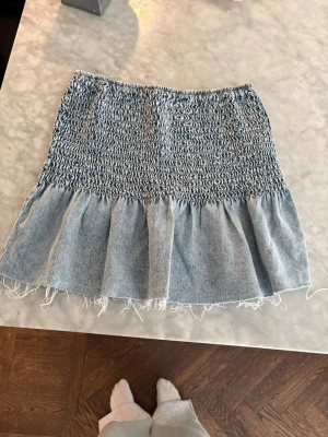 Kjol/topp i jeansmatrial💕💕💕 - Säljer denna topp ifrån Gina tricot som är jättefin att användas som kjol. Säljer då den inte kommer till användning. Skriv vid frågor/fler bilder osv osv💕💕💕