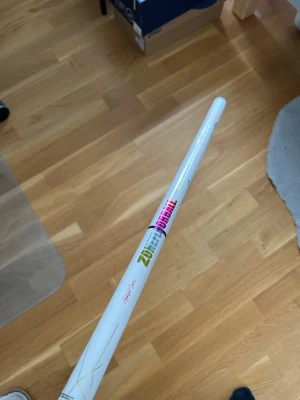 Zone airlight Pro edition 26 - Säljer nu ett Zone airlight Pro edition innebandyskaft. Skaftet är 93,5cm långt och har 26 flex. Den har ett litet slagmärke men annars är den fin. Vid frågor eller funderingar är det bara att höra av sig. 