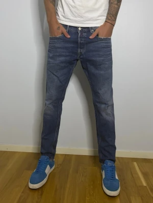 Replay Jeans  - Stilrena Replay jeans som passar till allt!🌟Modellen är 187 Cm lång och väger 70 Kg!🙌 Storleken är 34-30🤩