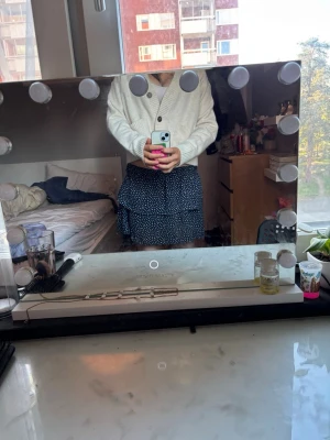 Mörkblå prickig volangkjol - Supersöt mörkblå kortkjol med vita prickar och volangdetaljer. Pris går att diskutera!💓