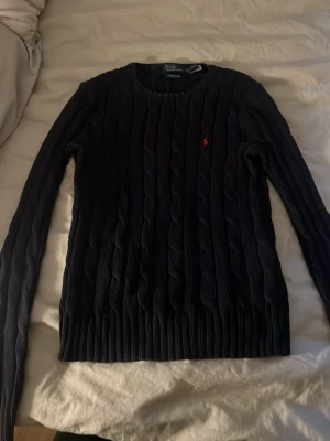 Mörkblå kabelstickad tröja Polo Ralph Lauren - Jätte fin men kommer inte till användning 💙 kom med pris förslag !