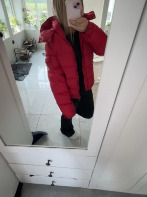 Moncler jacka i jätte fint skick!❣️ - Säljer en snygg vinröd/rosa pufferjacka med dragkedja framtill. Den har långa ärmar och praktiska fickor på sidorna. En stilren jacka som håller dig varm och trendig. Priset går att diskutera!🤞🏼