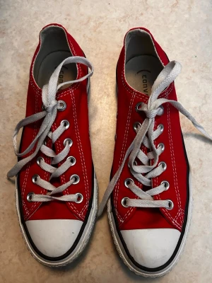 Röda Converse - Säljer ett par röda Converse All Star low i storlek 38. Köpt begagnat och använt endast två gånger sedan dess. Finns några ”märken” av smuts men annars i väldigt bra skick!