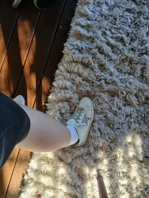 Golden Goose sneakers - Säljer ett par skit skor storlek 43 pris går att diskutera
