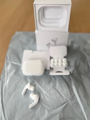 Apple AirPods Pro Gen 3! - Säljer ett par vita Apple AirPods Pro med laddningsetui och extra silikonpluggar. Hörlurarna har en stilren design i blank plast och levereras i originalförpackning. Perfekta för dig som vill ha brusreducering och grymt ljud i kompakt format. Helt nya med Apple care🤗