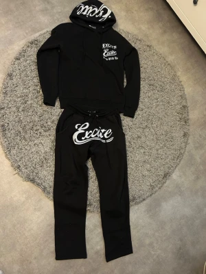 Exite tracksuit - Jätte bra tracksuit som är är skön och varm, jätte bra skick och inget problem, vill ni köpa dom separat skicka dm!