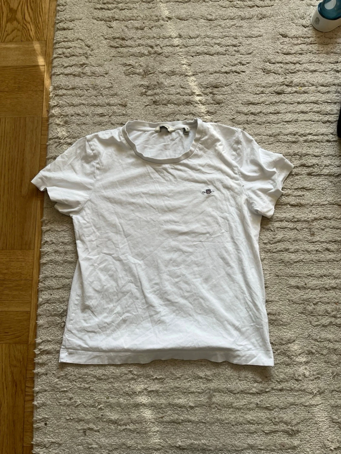 Vit t-shirt från GANT med broderad logga