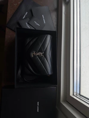 Ysl loulou bag  - Kollar intresset nu för min Yves saint laurent väska, den är sparsamt använd men har lite guld som har lossnat på väskan. Självklart så tvättar jag av den innan sälj. Äktehetsbevis finns! Hör av er kring funderingar 🩷💗