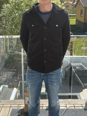 Brave Soul overshirt - Riktigt snygg svart overshirt från Brave Soul. Storleken är M. Tveka inte på att höra av dig vid eventuella frågor och funderingar, vårat pris är inte hugget i sten!🙃