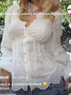 Vit broderad blus från Gina Tricot - Helt ny superfin vit blus från Gina Tricot med prislapp kvar. Den har broderade blommor och knappstängning framtill. Blusen har långärmade puffärmar, vågig kant vid halsringning och nederkant samt lätt figursydd passform. 💕