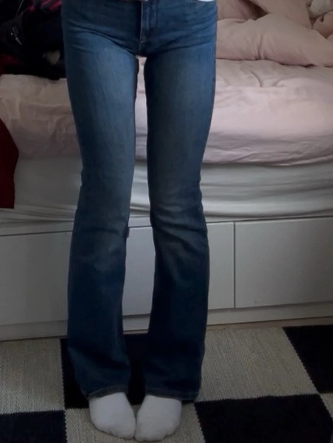 Blå bootcut jeans med hög midja