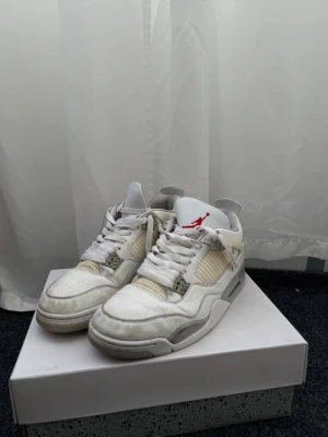 Vita Air Jordan 4 Retro sneakers -  Skorna är inte i bästa skick men går absolut att använda, lådan är förstörd.  Pris går att diskuteras vid snabb affär 