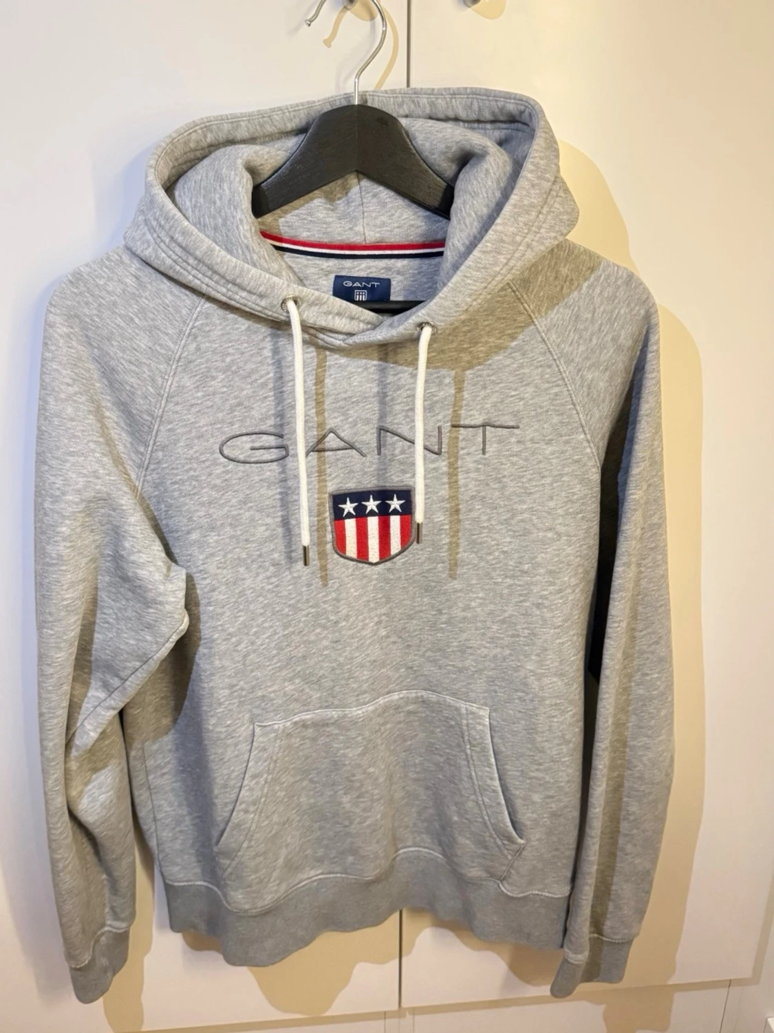 Grå hoodie från GANT med logga - 1
