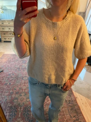 Beige stickad tröja med kort ärm - Säljer denna kortärmade beiga tröja! Osäker på materialet men har inte nopprat för mig! 💥 