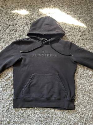 J.Lindeberg hoodie - Svart J.Lindeberg hoodie i ett mycket bra skick i storlek s. Hör av er för frågor.