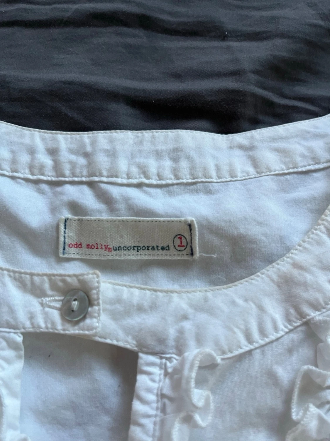 Vit blus med volanger från Odd Molly - 3