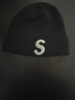 Supreme mössa - Väldigt ny supreme mössa med authentic verified badge från stock x så helt äkta och bra gjord. Inte använt sen jag fick tillbaka från stock x för nån vecka sedan innan de inte många gånger. Pris kan diskuteras.
